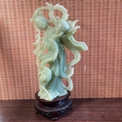 天然翡翠の置物　台座付き　天然石　天女　鶴と桃　※欠けあり