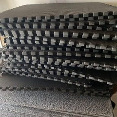 タイルカーペットとジョイントマットの画像