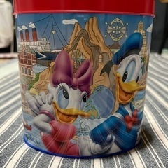 お菓子の缶（中身無し）の画像