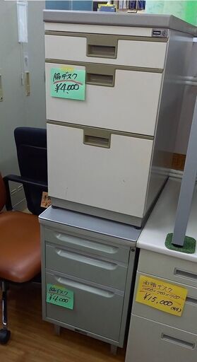 脇デスク￥4,000/1台