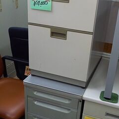 脇デスク￥4,000/1台
