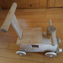 木製汽車のオモチャの画像