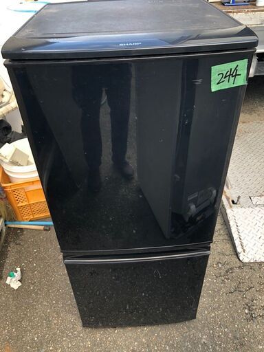 244 北九州市内配送設置無料✨シャープ SHARP 冷蔵庫 （137L・つけかえどっちもドア） 2ドア ブラック系 SJ-14Y-B