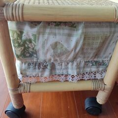 キャスター付き藤製家具　横70*奥行25*高90cmの画像