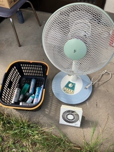 扇風機２個セット　＋おまけ日焼け止め、制汗スプレー