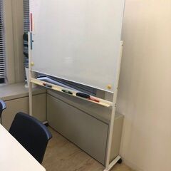 差し上げます　オフィス用品　脚つきホワイトボード　
