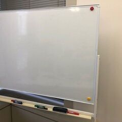 差し上げます　オフィス用品　脚つきホワイトボード　の画像