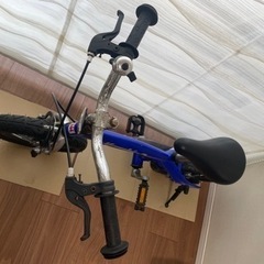 へんしんバイク 12インチ ブルー スタンド付きの画像
