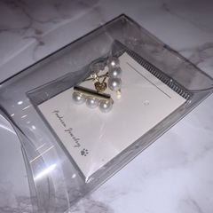 新品未使用　3連パール　ピアス　ゴールドの画像