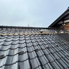 屋根　荷物上げ作業　寮完備の画像