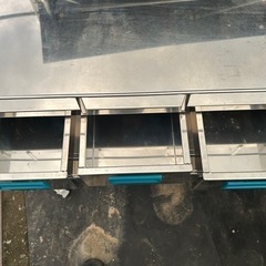 ステンレス製の作業台車‼️新古品‼️引き出し３つ付き‼️転倒防止柵付き‼️車輪付き‼️ストッパー付き‼️の画像
