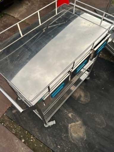 ラスト一台‼️SUS304‼️純ステン‼️ステンレス製の作業台車‼️新古品‼️引き出し３つ付き‼️転倒防止柵付き‼️車輪付き‼️ストッパー付き‼️