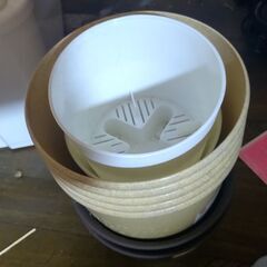 7/4 13時まで引き取り限定　不用品　布団　植木鉢　ゴミ箱などの画像