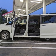 25年式☆ガソリン代 節約☆S-HYBRID入りました‼️月々1.3万円〜分割払い可❗️車検付き！日産 セレナライダー☆8人乗り☆ナビ付き☆走行中DVD見れます☆ETC付き☆バックカメラ付き☆ウィンカーミラー☆電動スライドドア☆ドラレコ付きのフル装備☆社外アルミ☆車内広々三列シート‼️の画像
