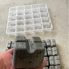 外構屋さん土木屋さん必見‼️建築用スペーサーブロック成形用トレイ　250枚入り1枚あたり200円‼️サイコロトレイの画像