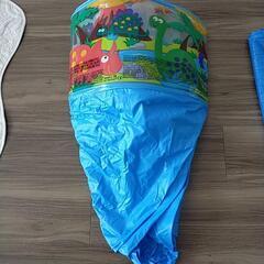 子供用プールと空気入れの画像