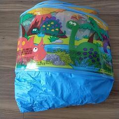 子供用プールと空気入れの画像