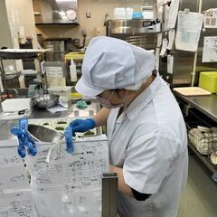 週2〜OK！無資格・未経験でもサポートがあるので安心！ 調理スタッフの画像