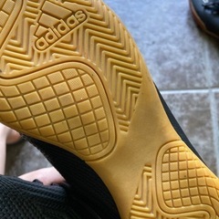 adidas フットサルシューズの画像