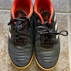adidas フットサルシューズの画像