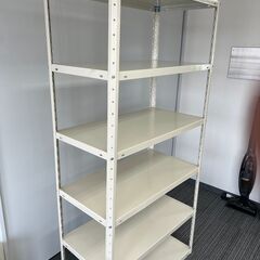 白いキャビネット5段(棚は自由に調節可能)の画像