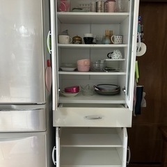 食器棚、キッチン収納の画像