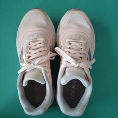 adidasレディーススニーカーの画像