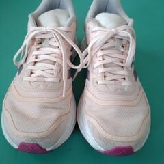 adidasレディーススニーカーの画像