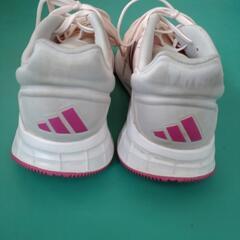 adidasレディーススニーカーの画像