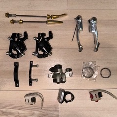 自転車パーツ&ツールのセットの画像