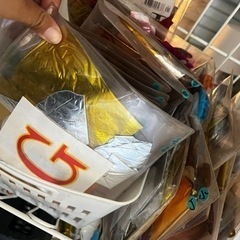 大量のバルーン資材と収納家具や小物。