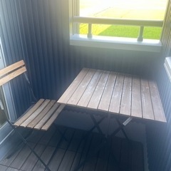 ガーデニングテーブルと椅子セットの画像