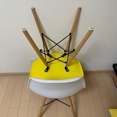 カラーチェア　黄白2脚　高さ80✖️横幅45✖️奥行き40の画像
