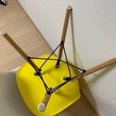 カラーチェア　黄白2脚　高さ80✖️横幅45✖️奥行き40の画像