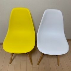カラーチェア　黄白2脚　高さ80✖️横幅45✖️奥行き40の画像