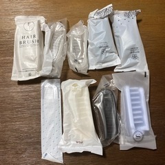 新品アメニティのブラシ、クシ31個の画像