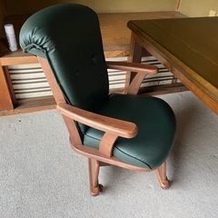 机（こたつ）と椅子セットの画像