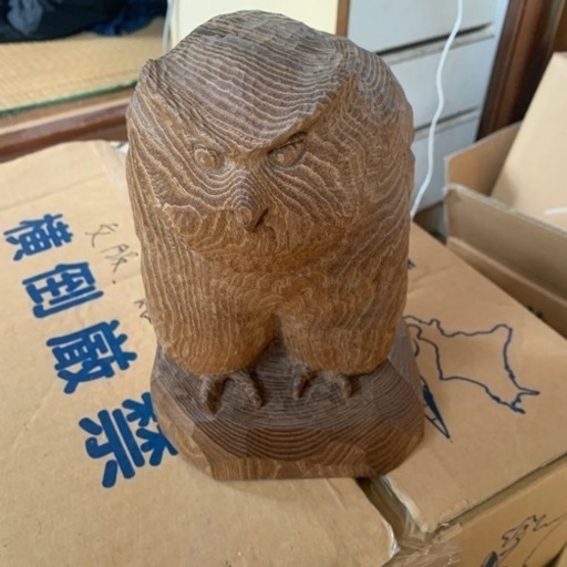 フクロウ彫刻