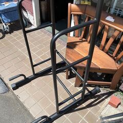 懸垂マシン　No.10229　ブラック　トレーニング器具　プッシュアップバー付き　ぶら下がり健康器　【リサイクルショップどりーむ鹿大前店】の画像