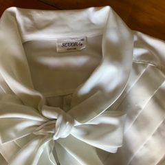 白ブラウス美品　斜めタック入り　結びリボン付き　ポリエステル100%の画像