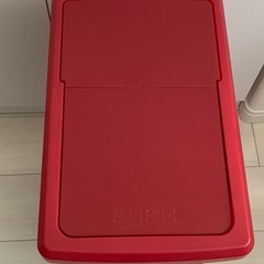 蓋つきゴミ箱　赤の画像