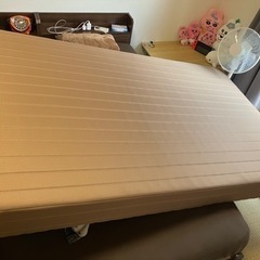 美品　足付きマットレス　セミダブル　ブラウン