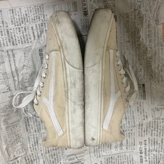 薄いベージュのスニーカーの画像