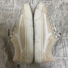薄いベージュのスニーカーの画像