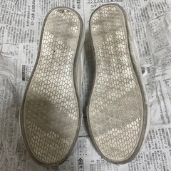 薄いベージュのスニーカーの画像