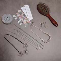 ネックレス、パドルブラシ他