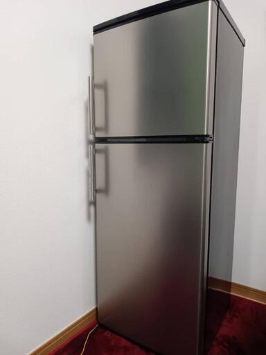 冷蔵庫とテーブル取引中　ソファーベッド