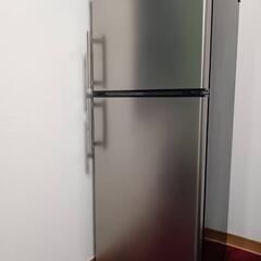 冷蔵庫とテーブル取引中　ソファーベッド