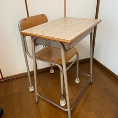 懐かしい学校の机と椅子　昭和レトロ　