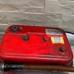 発電機とガソリン携行缶の画像